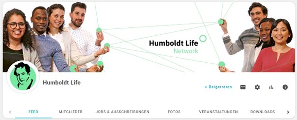 Sechs Menschen stehen zusammen und zeigen auf grüne Punkte, die ein Netzwerk symbolisieren, mit dem Schriftzug 'Humboldt Life'.