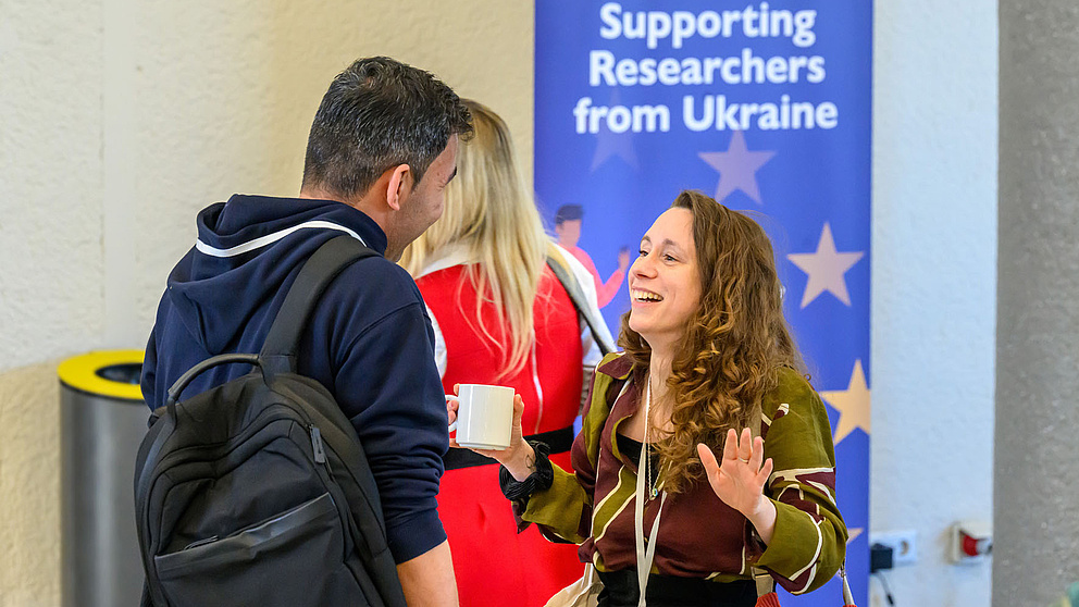 Zwei Menschen unterhalten sich angeregt.