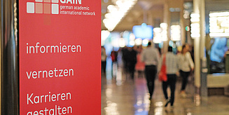 Ein Roll-Up mit dem Logo des GAIN-Netzwerks sowie dem Schriftzug "Informieren, vernetzen, Karrieren gestalten"