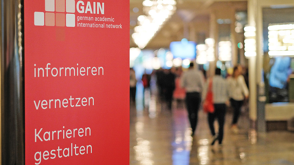 Ein Roll-Up mit dem Logo des GAIN-Netzwerks sowie dem Schriftzug "Informieren, vernetzen, Karrieren gestalten"