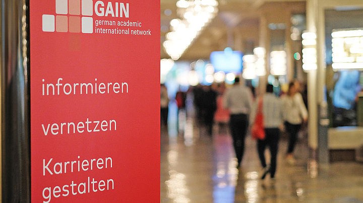 Ein Roll-Up mit dem Logo des GAIN-Netzwerks sowie dem Schriftzug "Informieren, vernetzen, Karrieren gestalten"