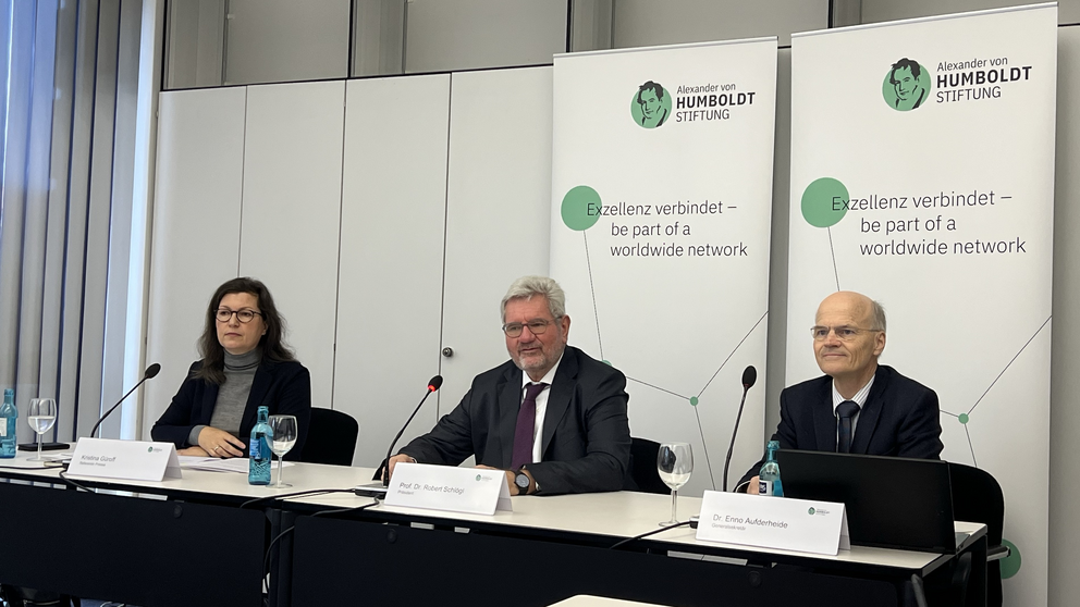 Foto der Pressekonferenz mit Robert Schlögl, Enno Aufderheide und Kristina Güroff