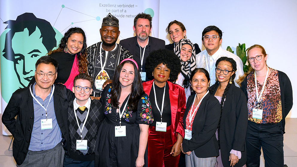 Die Teilnehmer*innen des Humboldt Residency-Programms stehen in einer Gruppe zusammen