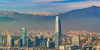 Panorama der Hauptstadt von Chile mit markanten Hochhäusern vor dem Hintergrund der Anden