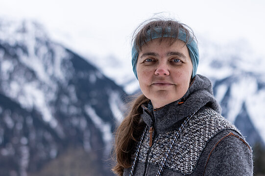 Foto von Hanna Kokko vor verschneiten Bergen