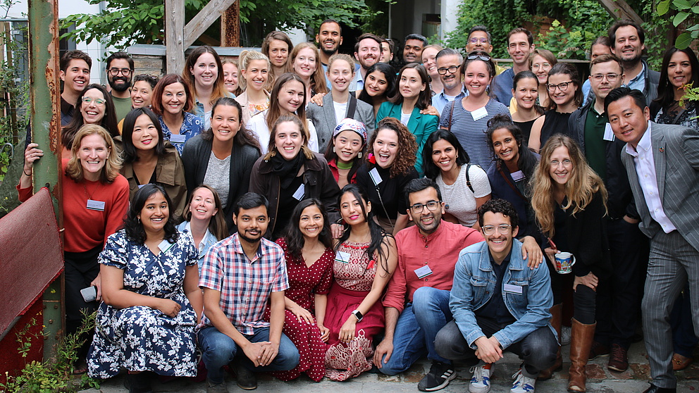 Gruppenfoto mit ca. 60 Personen in einem Garten