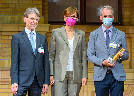 Thorsten Wagener mit Bundesforschungsministerin Bettina Stark-Watzinger und Präsident der Humboldt-Stiftung, Hans-Christian Pape