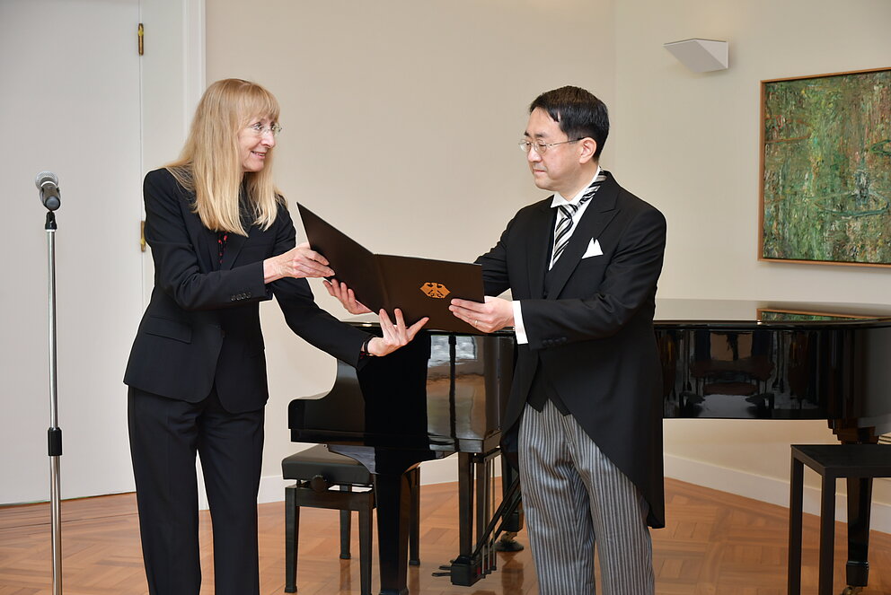 Botschafterin Ina Lepel überreicht Hajime Konno die Auszeichnung