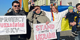 Dmytro Leontyev und seine Frau (links) demonstrieren für Frieden in der Ukraine