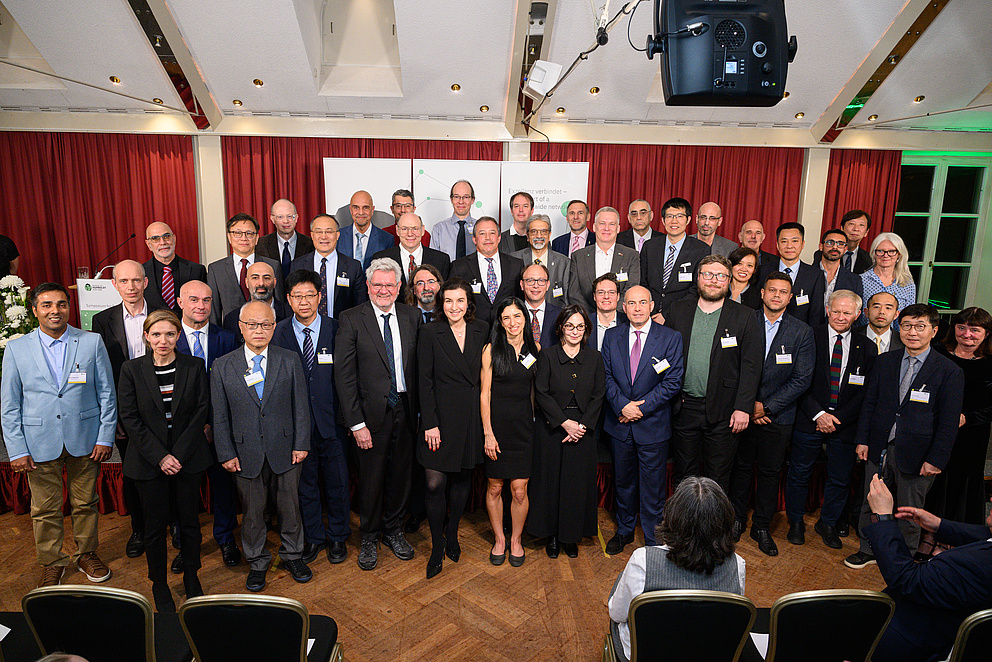 Alle Preisträger*innen des Symposiums in Bamberg mit Bundesforschungsministerin Bär und Stiftungspräsident Schlögl.