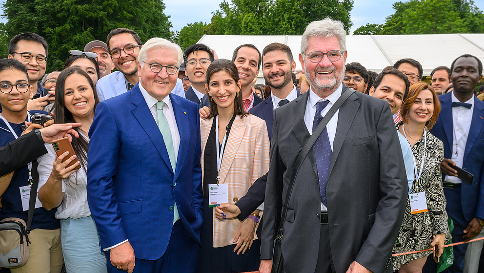 Bundespräsident Steinmeier, Humboldt-Stiftungspräsident Schlögl und Geförderte