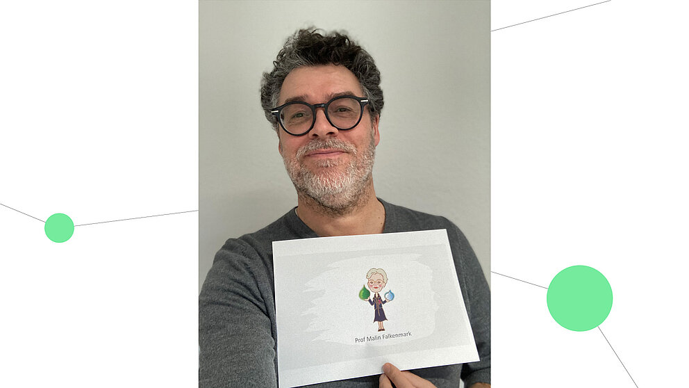 Selfie eines lächelnden Mannes mit einer Brille (Thorsten Wagener), der ein Blatt Papier mit einer Illustration von Hydrologin Malin Falkenmark in die Kamera hält. Drumherum ist eine Netzwerkgrafik mit hellgrünen Verbindungspunkten zu sehen.