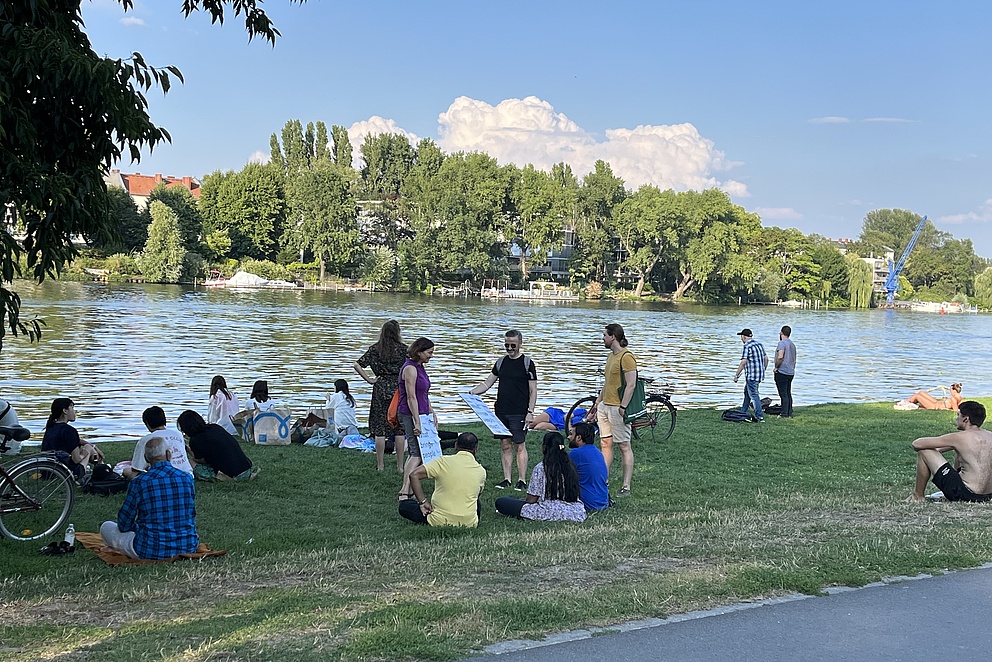 Einbindung der Öffentlichkeit in die Frage des sozialen Zusammenhalts: "Was bringt die Menschen zusammen?" und "Was hält die Menschen auseinander?