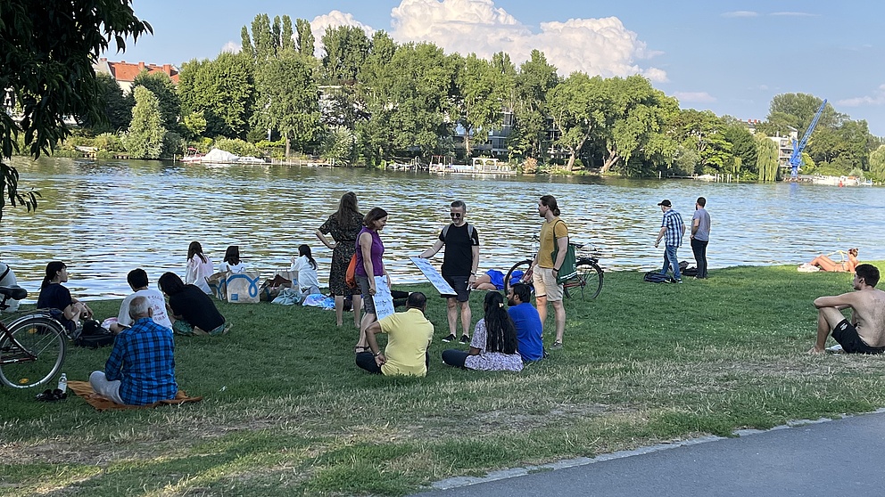 Einbindung der Öffentlichkeit in die Frage des sozialen Zusammenhalts: "Was bringt die Menschen zusammen?" und "Was hält die Menschen auseinander?
