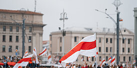Flaggen bei Protest in Belarus