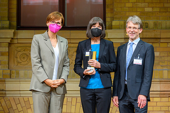 Angela Schoellig mit Bundesforschungsministerin Bettina Stark-Watzinger und Hans-Christian Pape, Präsident der Humboldt-Stiftung