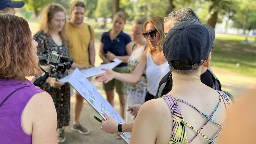 Diskussion mit Berlinerinnen und Berlinern im Treptower Park: "Was bringt Menschen zusammen?" und "Was hält Menschen auseinander?