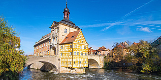 Altes Rathaus in Bamberg bei Sonnenschein vor blauem Himmel