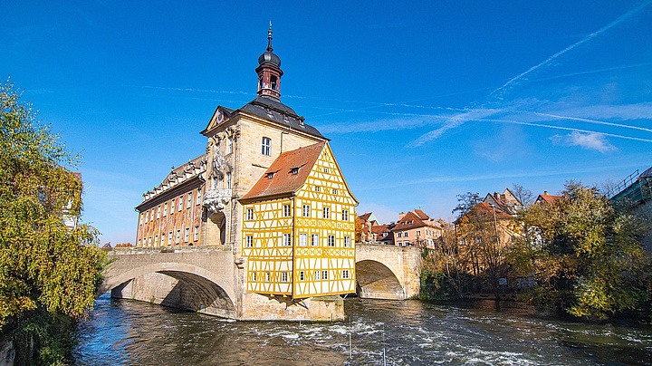 Altes Rathaus in Bamberg bei Sonnenschein vor blauem Himmel