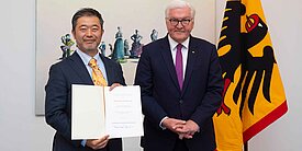 Keisuke Goda, Philipp Franz von Siebold-Preisträger 2022 mit Bundespräsident Steinmeier