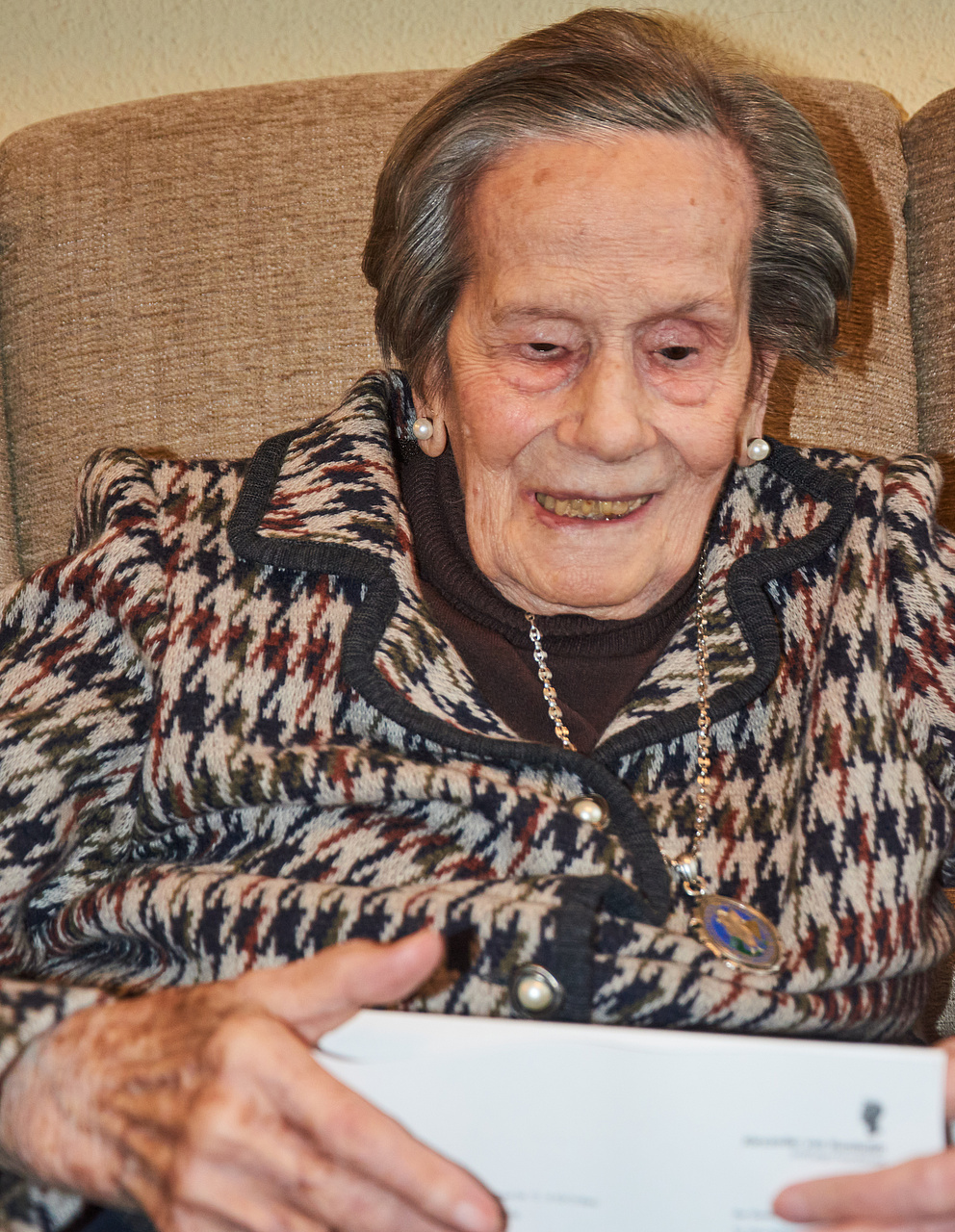 Angela Mouriz liest das Glückwunschschreiben des Generalsekretärs der Humboldt-Stiftung Enno Aufderheide und trägt die Kette mit der Ehren-Medaille der Universität von Navarra