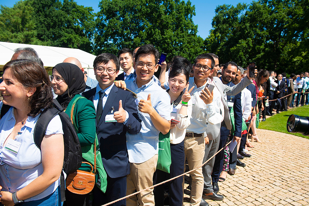 23.06.2022: Jahrestagung der Alexander von Humboldt-Stiftung, Teilnehmende im Garten des Schloss Bellevue