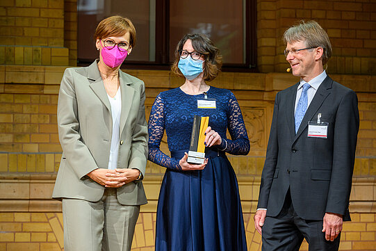 Aimee van Wynsberghe mit Bundesforschungsministerin Bettina Stark-Watzinger und Hans-Christian Pape, Präsident der Humboldt-Stiftung