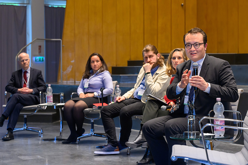 Enno Aufderheide, Humboldt Foundation; Andreina Garcia Reyes, Paris Institute of Earth Physics; Ahmet Talha Üzümcü, Philipp Schwartz Alumnus, Karlsruhe Institute of Technology; Laura Lohéac, PAUSE, College de France; Frank Albrecht, Philipp Schwartz-Initiative, MSCA4Ukraine (v.l.); Beate Scholz, Scholz CTC (online zugeschaltet)