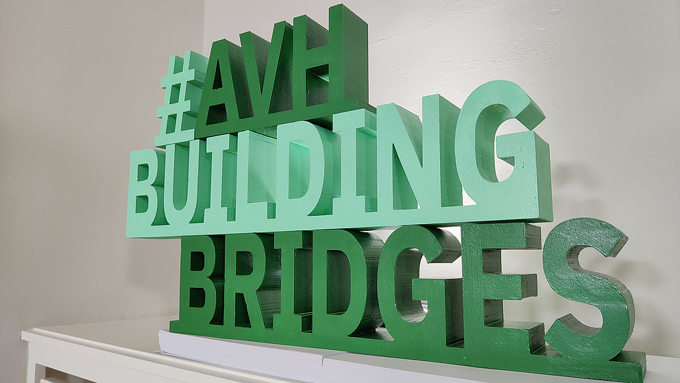 Bild des Mottos #AvHBuildingBridges