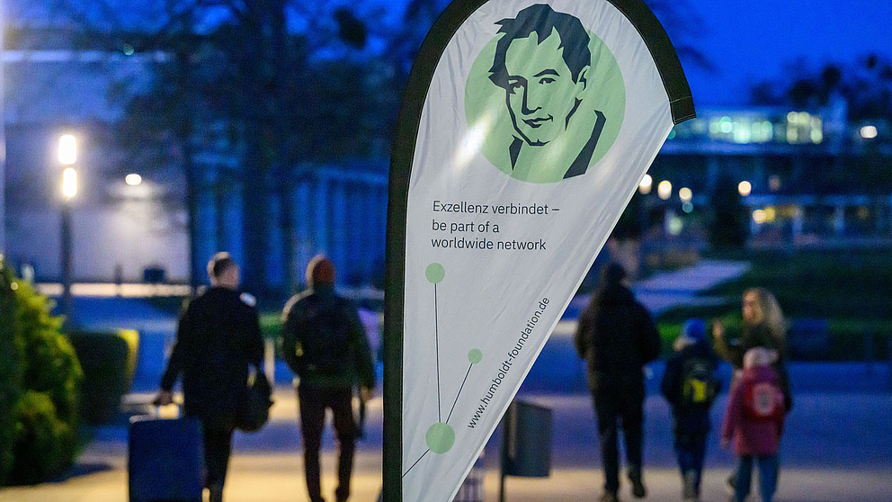 Fahne mit dem Logo der Humboldt-Siftung 