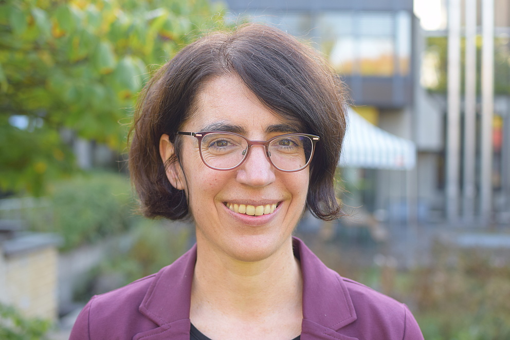 Portraitbild von Katrin Amian im Garten 