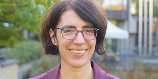 Portraitbild von Katrin Amian im Garten 