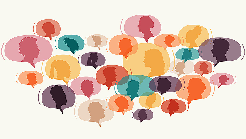 Farbige Sprechblasen mit Silhouetten von unterschiedlich aussehenden Menschen darin