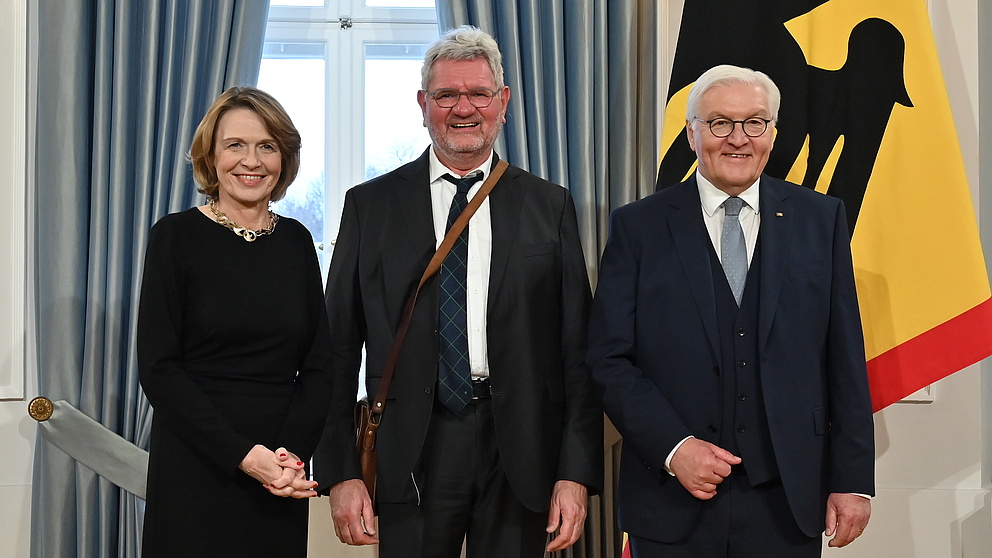 Eine Frau und zwei Männer stehen nebeneinander und lächeln in die Kamera. Es handelt sich um den Präsidenten der Humboldt-Stiftung (Robert Schlögl) sowie Bundespräsiden Frank-Walter Steinmeiner und Elke Büdenbender