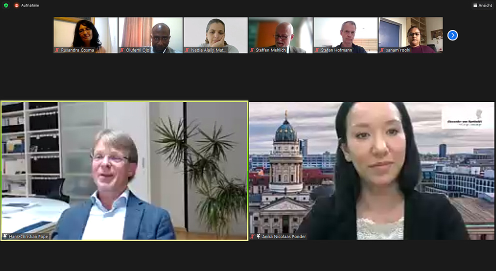 Hans-Christian Pape (Präsident der Humboldt-Stiftung),  Anika Nicolaas Ponder (Moderatorin der Konferenz) 