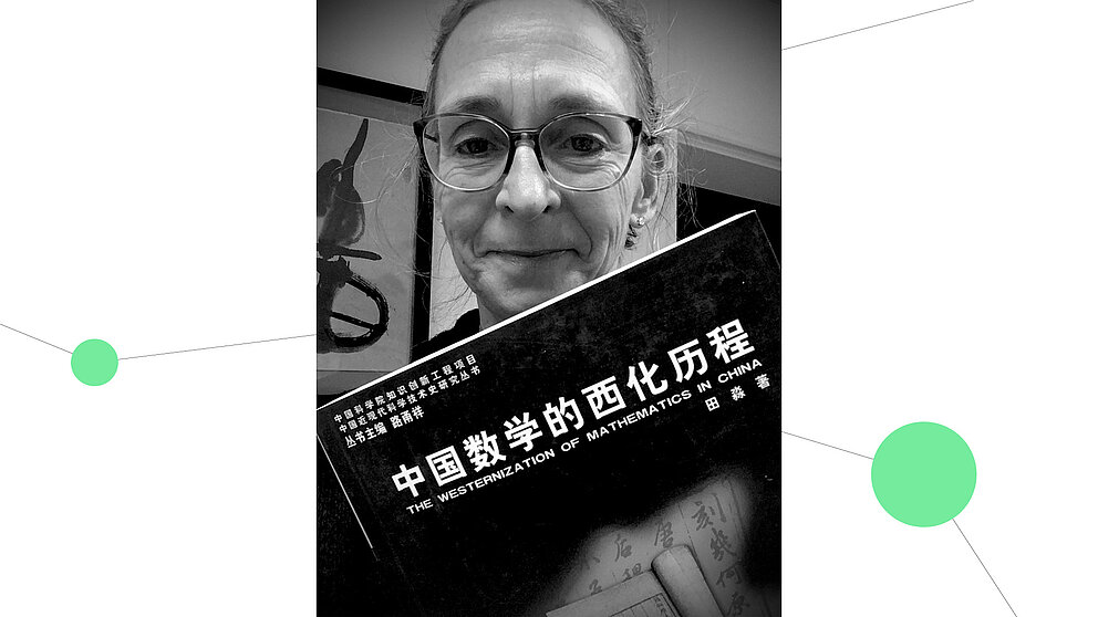 Selfie einer lächelnden Frau mit einer Brille (Andrea Bréard), die ein Buch in die Kamera hält, Autorin ist Tian Miao. Drumherum ist eine Netzwerkgrafik mit hellgrünen Verbindungspunkten zu sehen.
