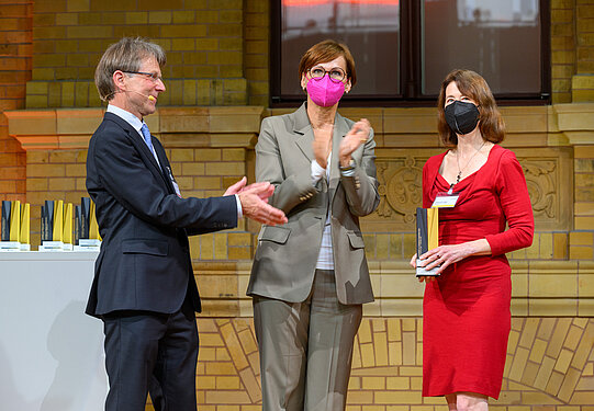 Kate Rigby mit Bundesforschungsministerin Bettina Stark-Watzinger und Hans-Christian Pape, Präsident der Humboldt-Stiftung 