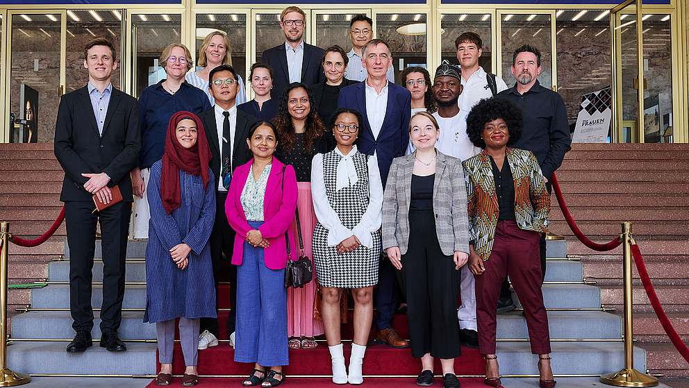 Gruppenfoto von Menschen auf einer Treppe vor dem Auswärtigen Amt