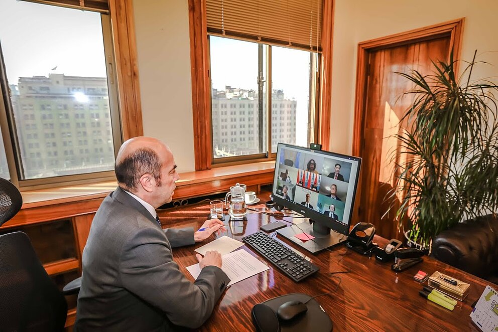 Professor Bermúdez Soto während eines Online-Meetings an seinem Schreibtisch in Santiago de Chile.
