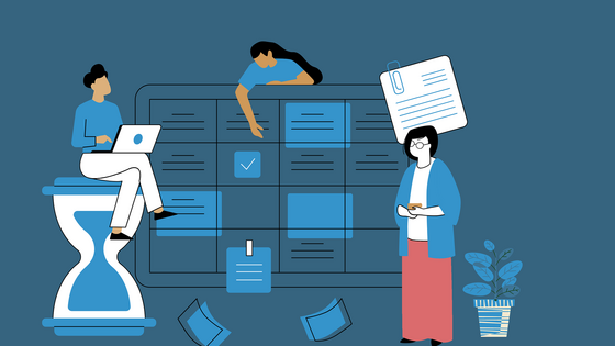Drei Personen arbeiten mit Zeitmanagement: Eine nutzt einen Laptop, eine andere trägt Dokumente, eine dritte lehnt erschöpft zurück.