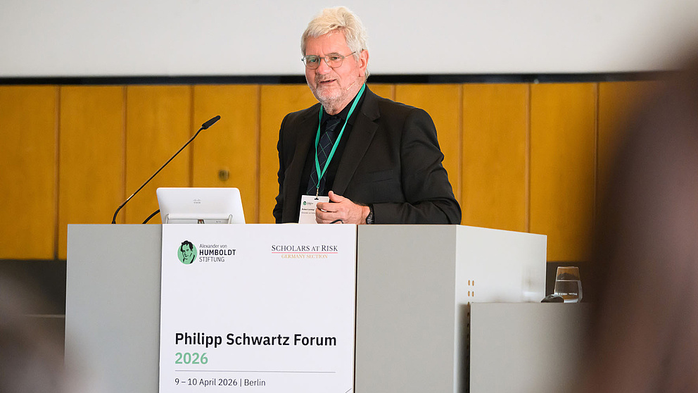 Robert Schlögl spricht auf einer Bühne.