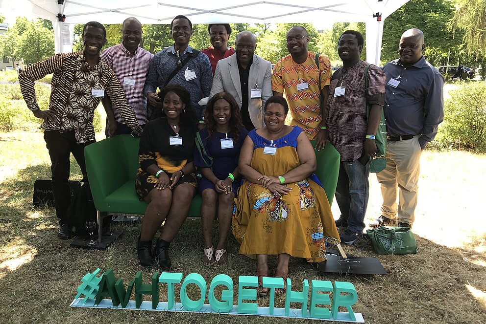 Teilnehmende an der Jahrestagung der Humboldt-Stiftung 2022 sitzen auf dem grünen Sofa