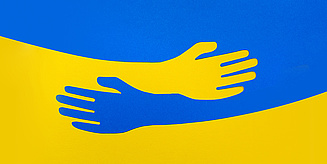 Ukraine-Flagge und zwei sich umarmende Hände.