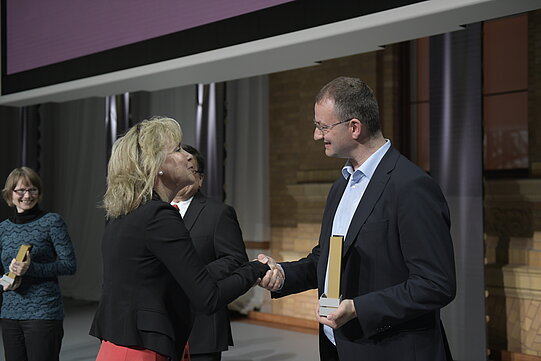 Staatssekretärin Döring schüttelt die Hand von André Platzer