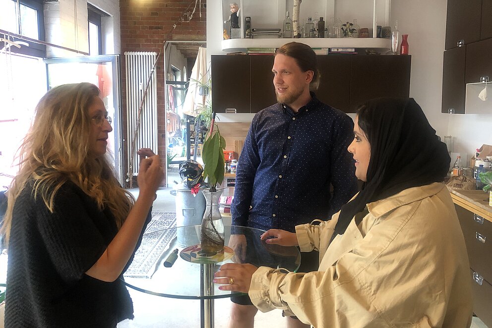 Zeit für eine Kaffeepause und ein Gespräch: Amina Atiq, Julia Elad-Strenger und Alexander Stagnell