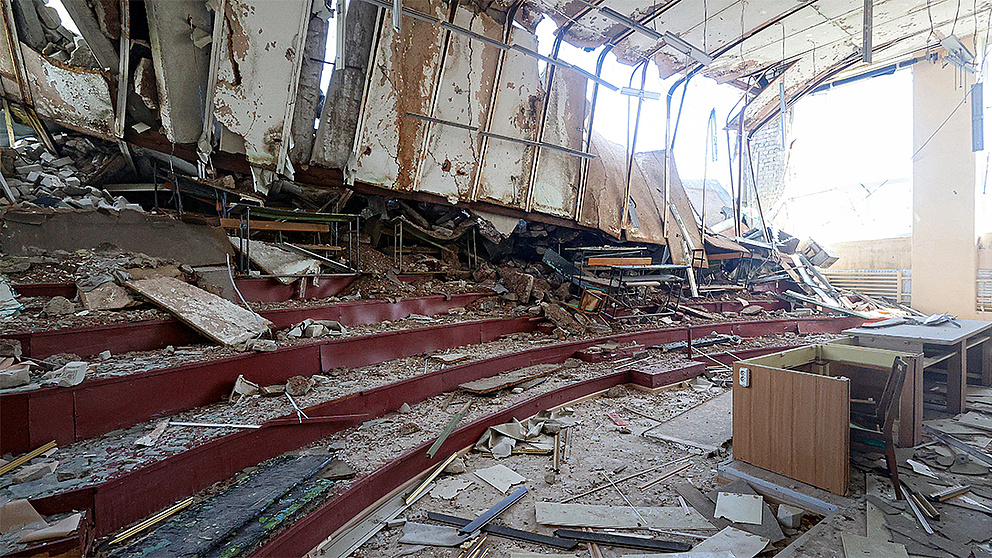Ein von Raketen bombardierter Fakultätssaal in Charkiw, der symbolisch zeigt, wie Wissenschaftsfreiheit in Gefahr ist und was die Philipp-Schwartz-Initiative hier leistet.
