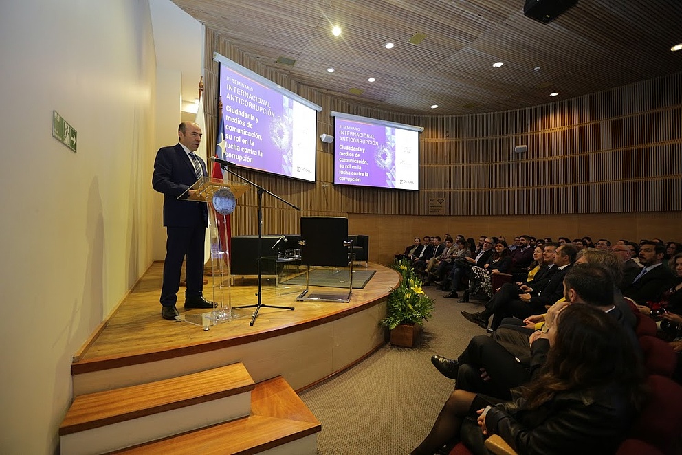 Professor Jorge Bermúdez Soto beim International Anti-Corruption Seminar: "Citizens and the media, their role in the fight against corruption". Er hält eine Rede.