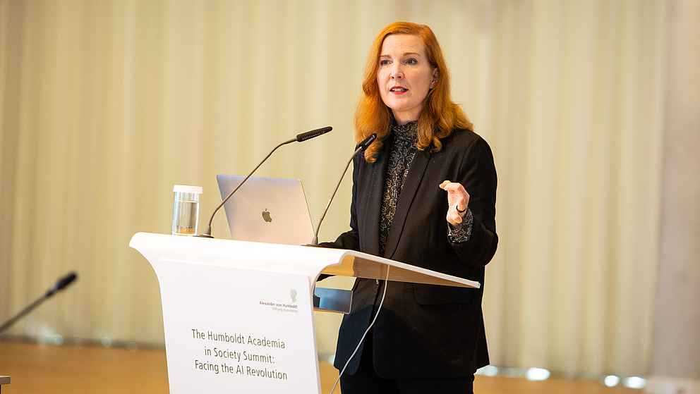 Kate Crawford bei ihrer Keynote Rede