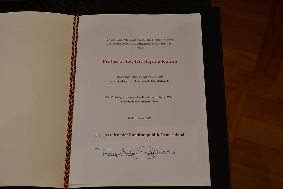 Urkunde mit Unterschrift des Bundespräsidenten Frank-Walter Steinmeier