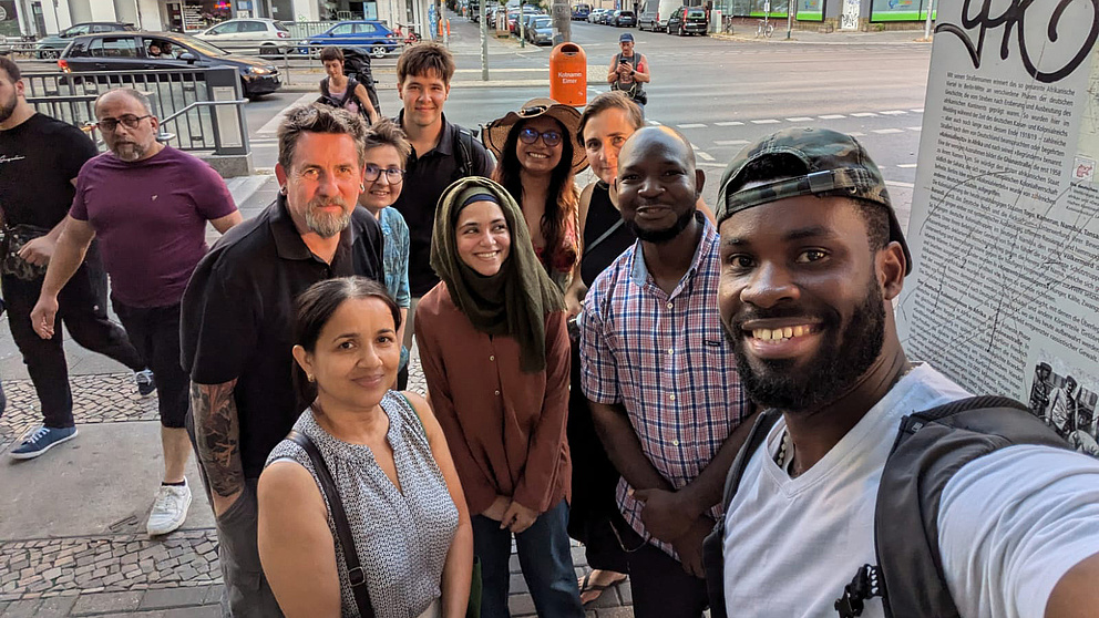 Selfie von mehreren Teilnehmenden bei einer Stadtführung. 